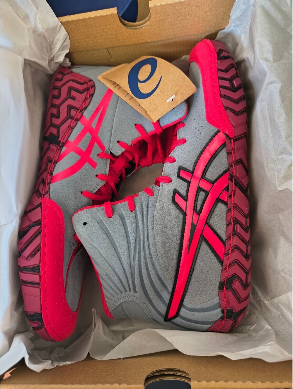 ASICS Aggressor 5 wrestling shoes stand out with their vibrant classic